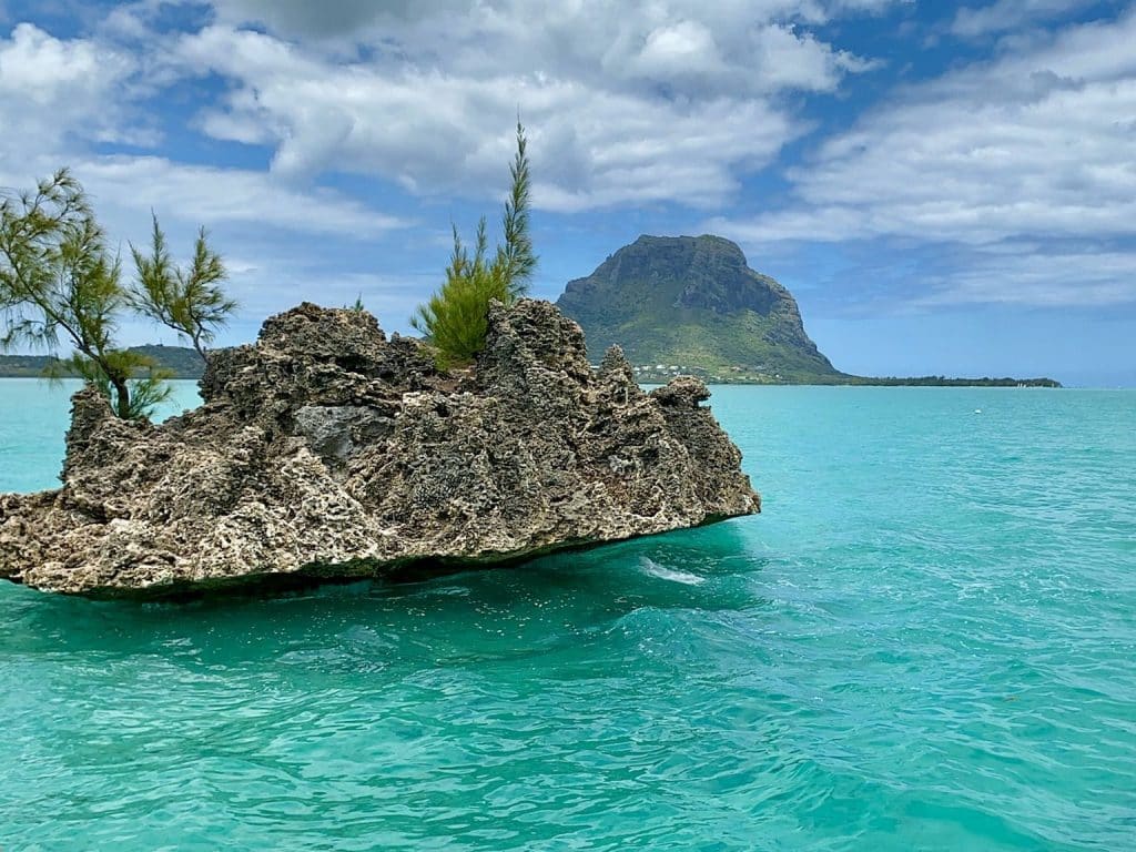 Au premier plan: la fameuse petite île corallienne - en arrière plan: la montagne Le Morne Brabant, symbole de l'île Maurice (à part le Dodo, bien sûr). © Sascha Tegtmeyer