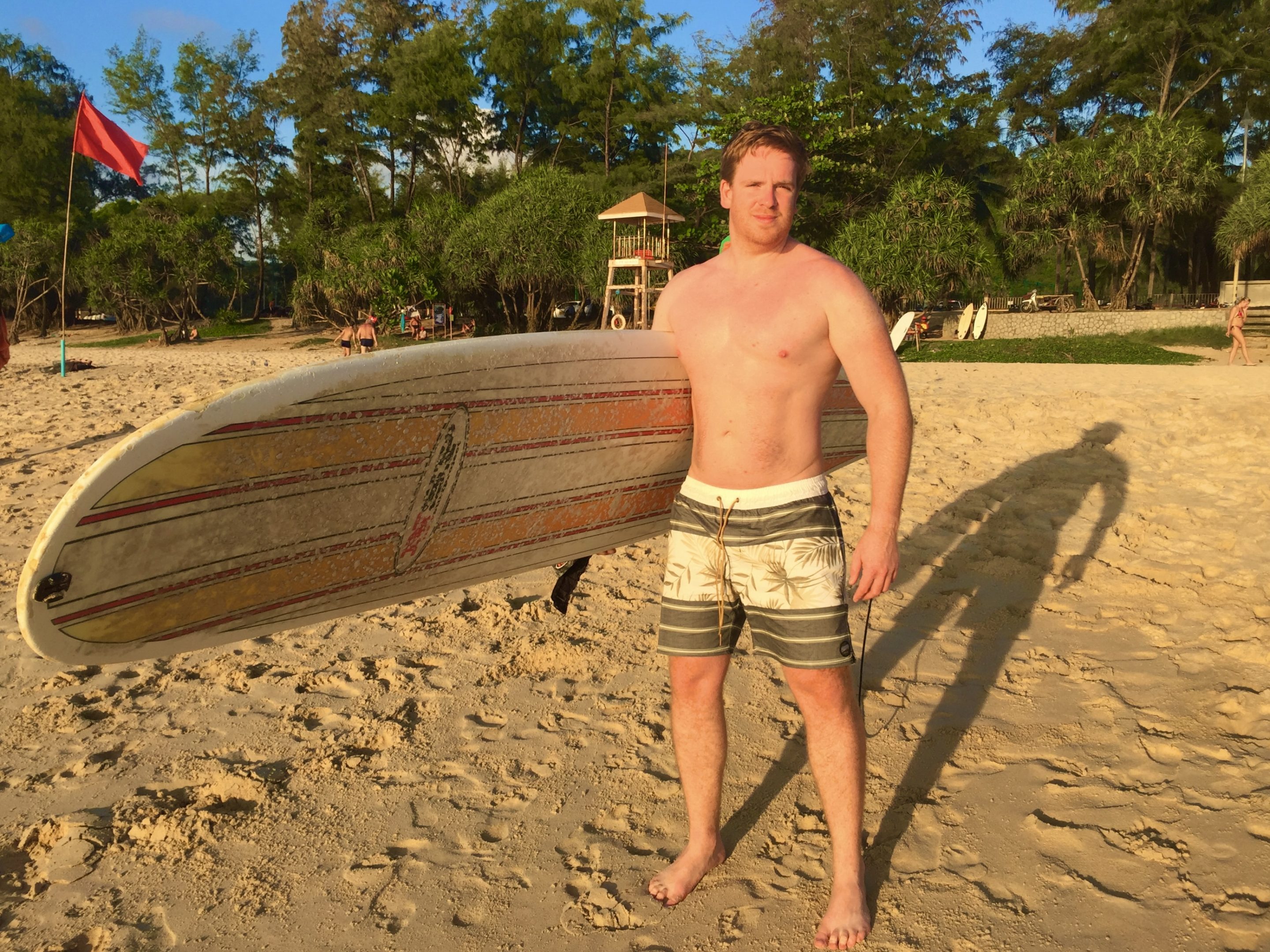 Je n'ai pas hésité et j'ai loué une planche de surf - et je suis resté dans l'eau pendant des heures. Photo : Sascha Tegtmeyer