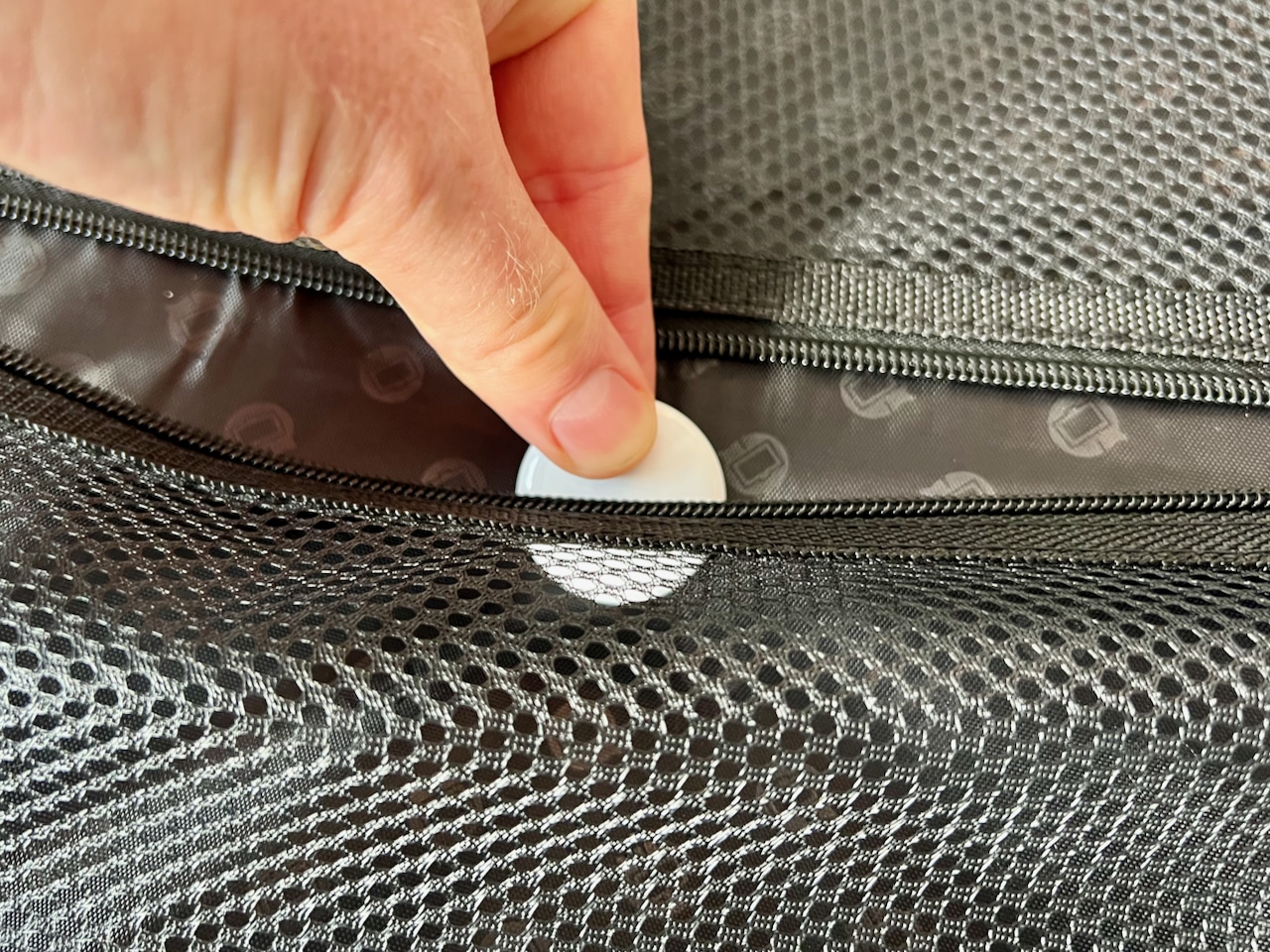 Where is the AirTags app in the suitcase I did the test with AirTags in the suitcase on a flight – the technology with the Where is? App reliably helps you to keep an eye on your valuable luggage.