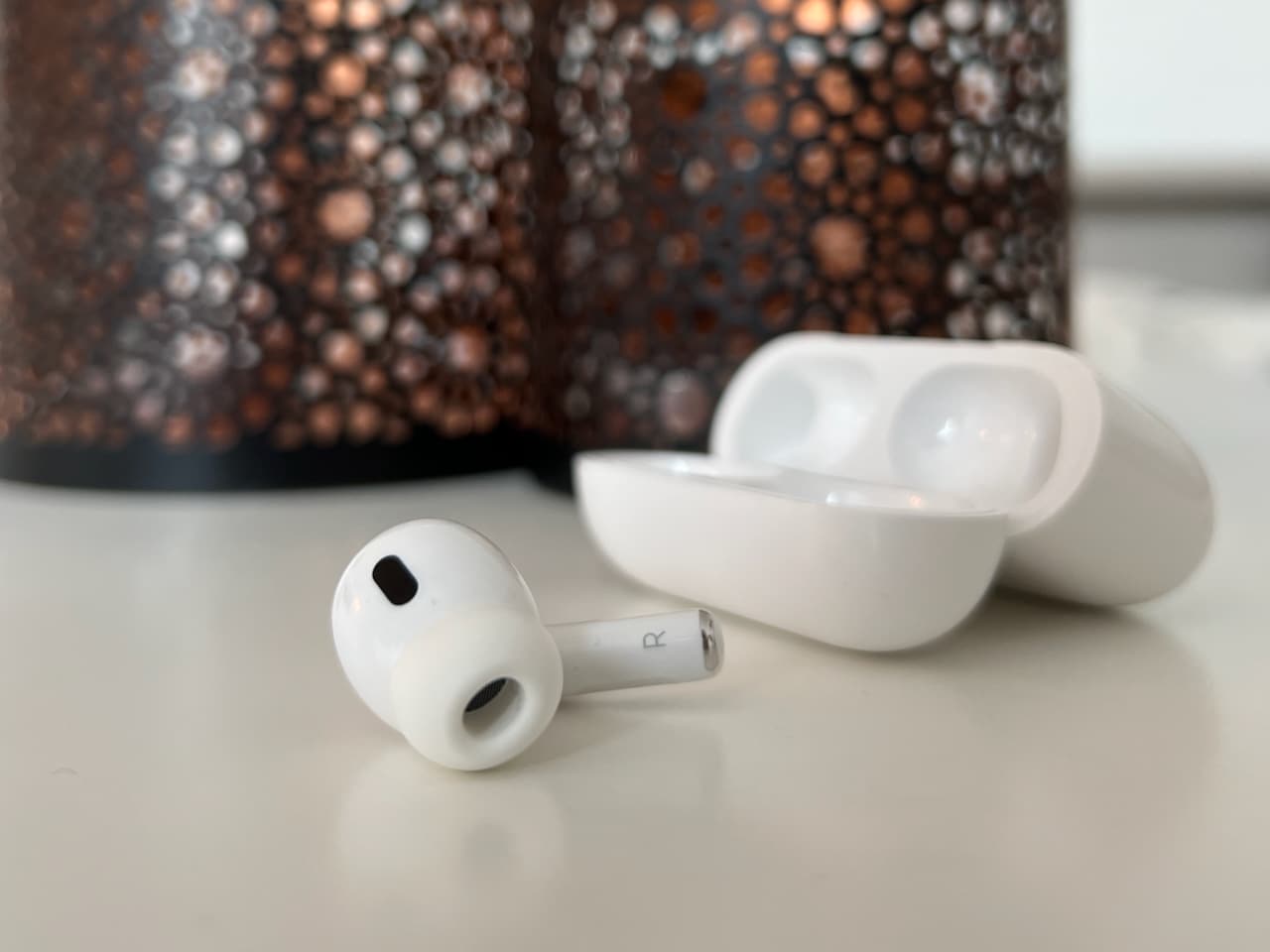 It goes so fast: I don't care, the left AirPod has disappeared again. With the where is? App you can find him again in seconds.