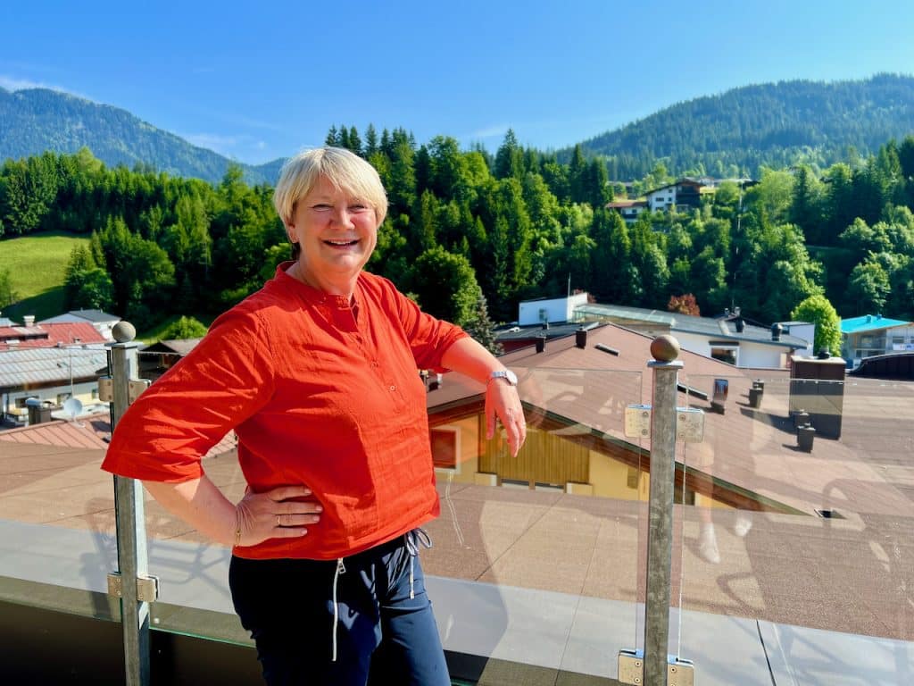 PillerseeTal to jedno z najpiękniejszych i najbardziej malowniczych miejsc w Tyrolu. Marion Pichler jest nie tylko zapaloną biegaczką i rzeczniczką PR w TVB PillerseeTal, ale całym sercem i duszą jest również entuzjastką pieszych wędrówek. Kiedy zachwyca się swoją idylliczną ojczyzną, łatwo dać się ponieść emocjom. Dzięki swoim przydatnym wskazówkom sprawiła, że ​​nasze wakacje między Fieberbrunn były tak wyjątkowe. Co sprawia, że ​​PillerseeTal jest tak wyjątkowy? Co charakteryzuje turystykę pieszą? A na co zdecydowanie powinni zwrócić uwagę wczasowicze? Rozmawialiśmy z Marion w wywiadzie. Wywiad Marion Pichler Wakacje w PillerseeTal