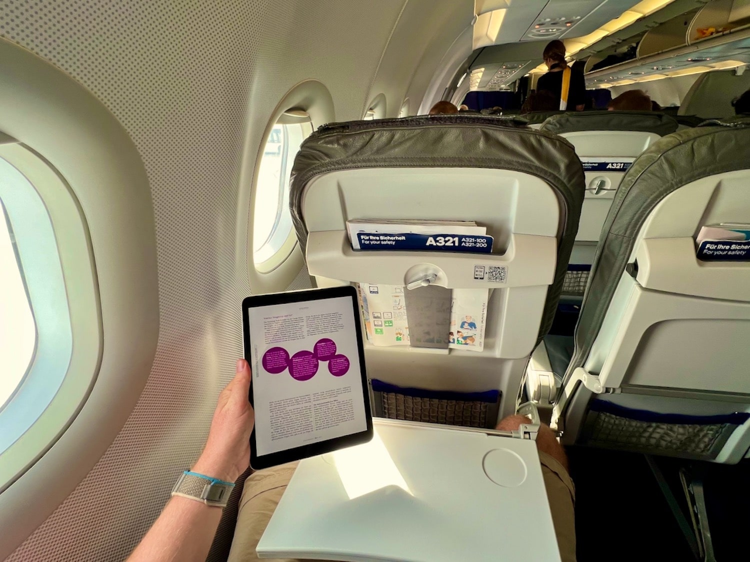 In het vliegtuig is een iPad gewoonweg ideaal als eBook-lezer - op de laatste reis las ik zoveel meer op de tablet dan ik normaal in conventionele boeken lees. De tekst is simpelweg beter toegankelijk op de iPad. En bij twijfel kun je gewoon verder lezen op je iPhone. Foto: Sascha Tegtmeyer iPad als eBook-lezer Tips Ervaringenrapport