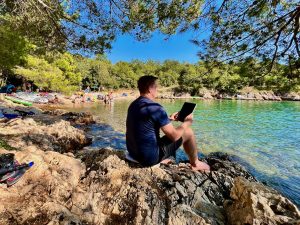 Der langersehnte Urlaub steht an und bei der Auswahl deiner Urlaubslektüre stellst du fest, dass der Stapel Bücher, den du auf die Reise mitnehmen möchtest, mehrere Kilo wiegt und glatt als Sondergepäck durchgehen würde? Ich kenne das Problem, da ich bisher am allerliebsten gedruckte Romane, Sachbücher und Co im Urlaub verschlungen habe. Aber ich habe kürzlich festgestellt: Auch für Freunde des gedruckten Wortes kann es bisweilen unheimlich nützlich sein, das iPad als eBook Reader zu nutzen und auf dem Tablet auf Reisen oder Zuhause zu lesen. Ich habe einen neuen Umgang mit eBooks und Magazinen gewonnen – und möchte meine Erkenntnisse gerne mit dir teilen. iPad als eBook Reader Tipps Erfahrungen Erfahrungsbericht