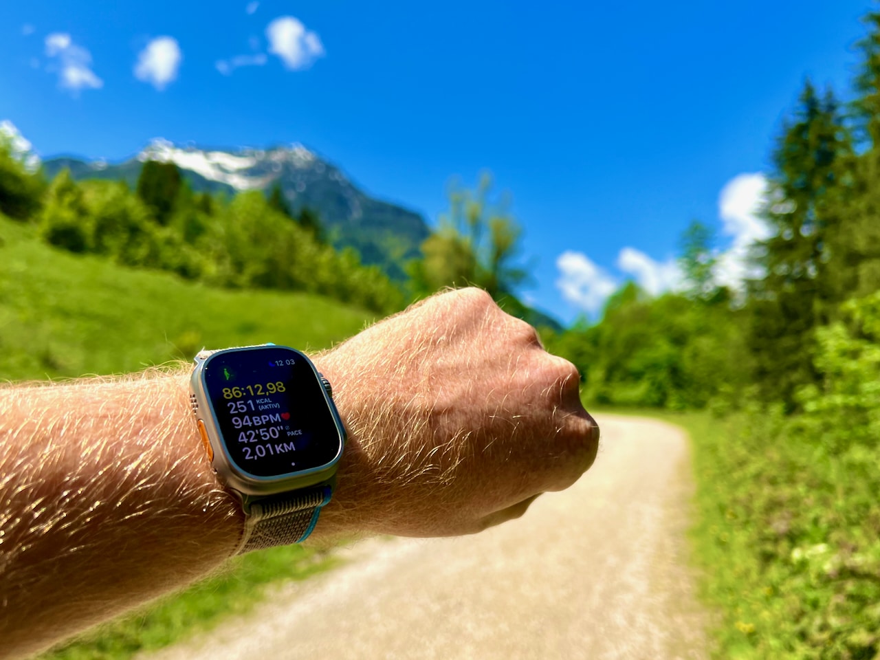 When I run in foreign terrain, like recently in the Alps in Austria or in Croatia on the island of Krk, I also use the functions mentioned Apple Maps map to orient myself and the compass backtrack, which records your path and guides you back to your starting point if necessary. Apple Watch Ultra trail running experiences tips experience report