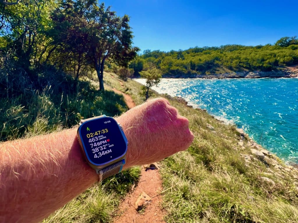 Over hill and dale, along narrow, impassable paths and full of enthusiasm through open terrain: trail running is a current trend sport that is becoming increasingly popular among endurance athletes. However, if you go running off the beaten path, you need a reliable companion. I've been using it for a long time Apple Watch Ultra for my sporting activities, as this model is made for physical challenges. What about them? Apple Watch Ultra trail running? What advantages does the high-end outdoor smartwatch have? In my experience report I have put together my personal impressions and some useful tips. Apple Watch Ultra trail running experiences tips experience report