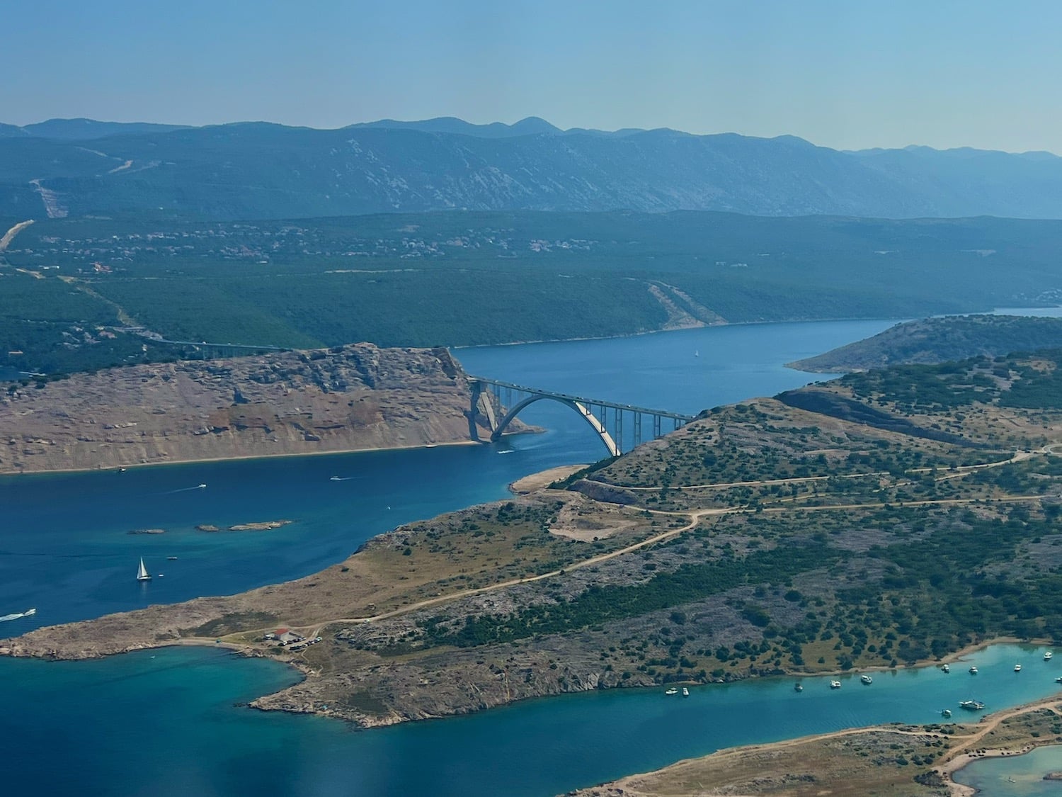 Già dall'aereo riesco a vedere l'imponente ponte di Krk. Foto: Sascha Tegtmeyer Rapporto di viaggio Consigli di Krk esperienze rapporto sulle esperienze