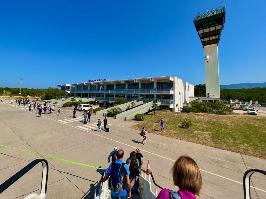 Krk's tiny airport is a sight in itself - you can pick up your rental car here in a relaxed manner. Photo: Sascha Tegtmeyer