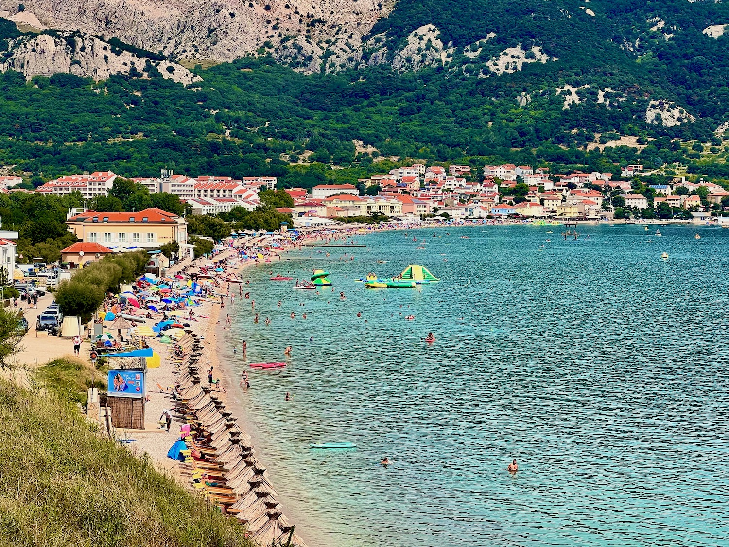 Baska is located on the southern tip of Krk between two mountain ranges. Unfortunately, the small town is completely overcrowded in the high season - but it's still worth a trip with a rental car. Photo: Sascha Tegtmeyer Travel report Krk tips experiences experience report