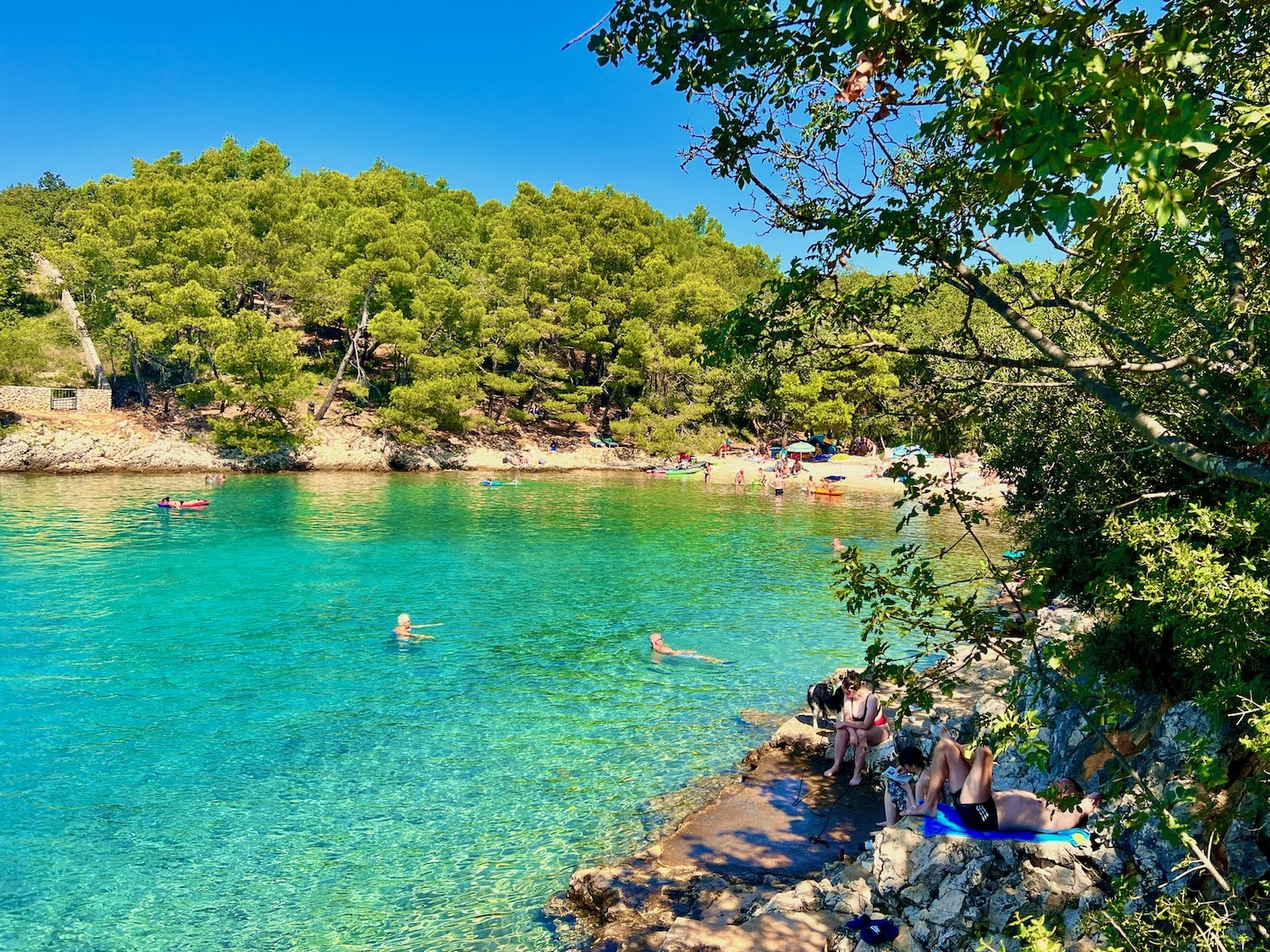The bays of Pinezici are among the most beautiful on Krk - and, how could it be otherwise, are best reached by rental car. Photo: Sascha Tegtmeyer
