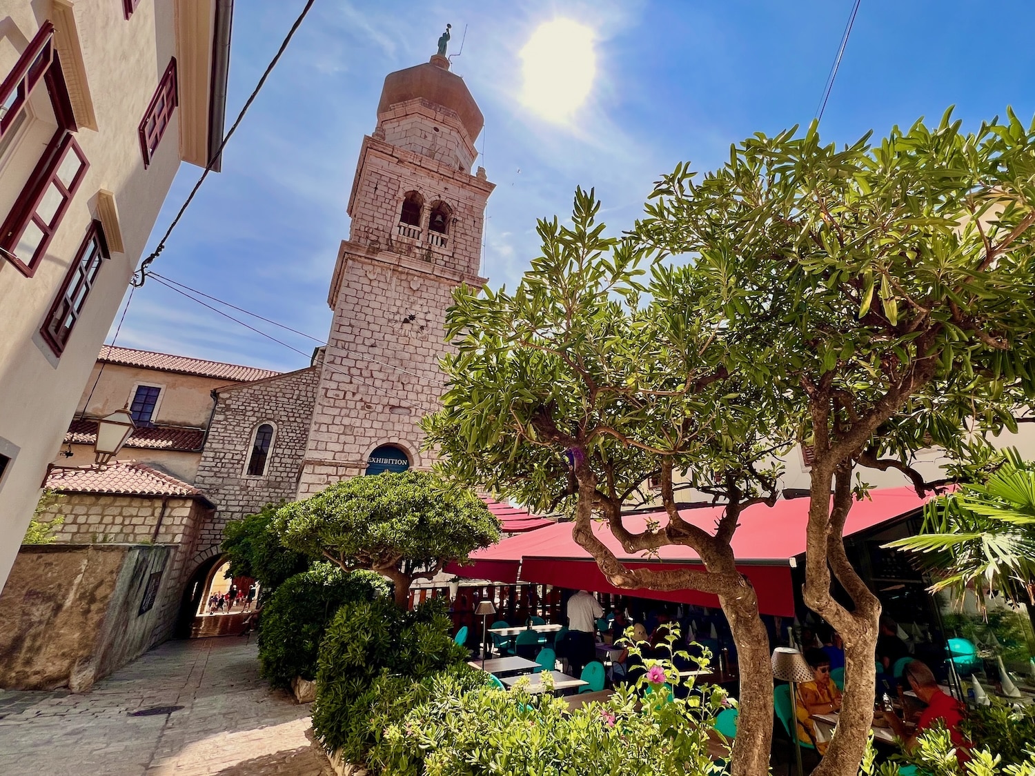 In Krk town you can park near the harbor (with parking permit) and explore the old town. Photo: Sascha Tegtmeyer