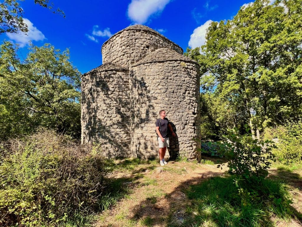 La petite église médiévale près de Glavotok est l'un des sites les plus célèbres de Krk et n'est accessible pratiquement qu'en voiture de location. Photo : Sascha Tegtmeyer