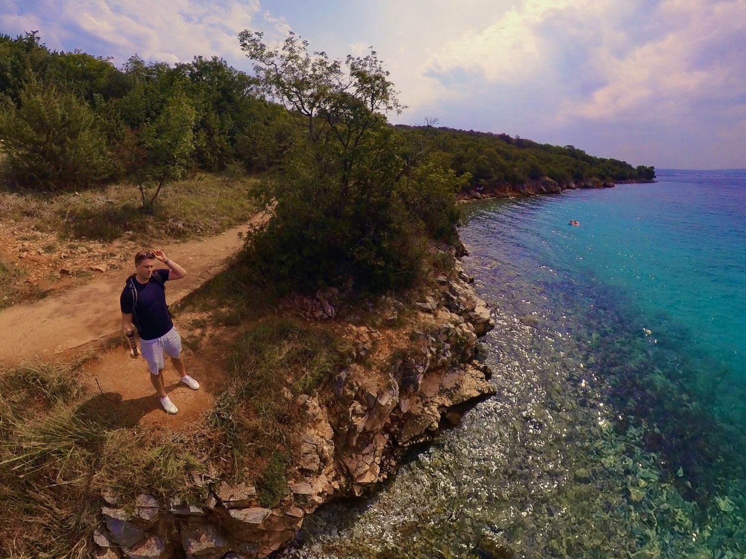 To create shots that look like they were taken by a drone, you need the extra-long 3m selfie stick, which you have to fully extend. Photo: Sascha Tegtmeyer