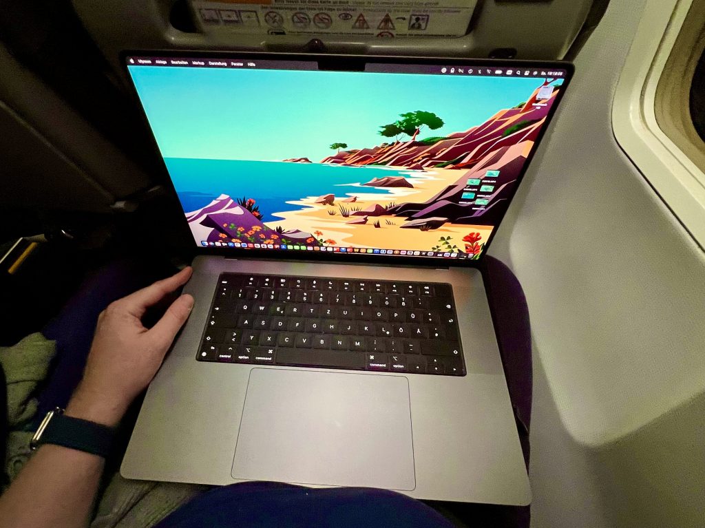 Holiday gadgets for the flight – I would leave the large, heavy laptop at home and pack a tablet instead. Photo: Sascha Tegtmeyer