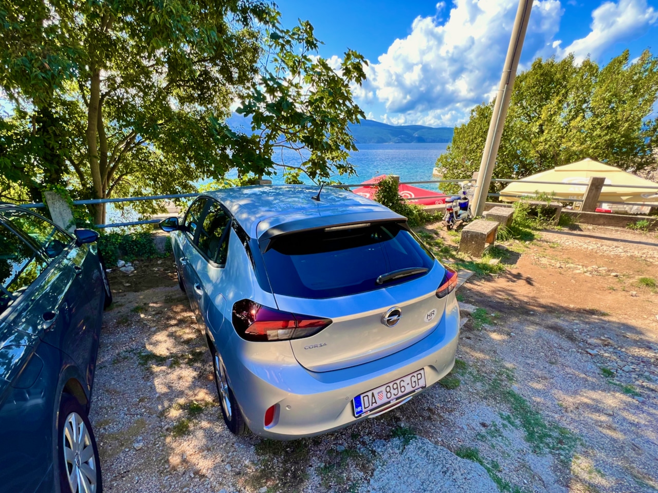 À Glavotok, vous pouvez, avec un peu de chance, obtenir une place de parking gratuite directement sur la plage. Photo: Sascha Tegtmeyer Rapport d'expérience de location de voiture à Krk - itinéraires en voiture sur l'île