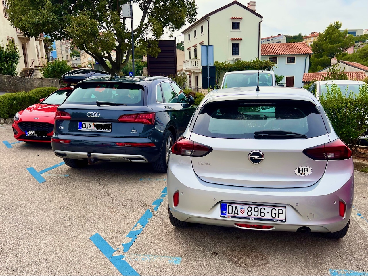 Blue lines on the ground mean: Go to the nearest parking machine and get a ticket! Photo: Sascha Tegtmeyer Rental car Krk experience report - car routes on the island