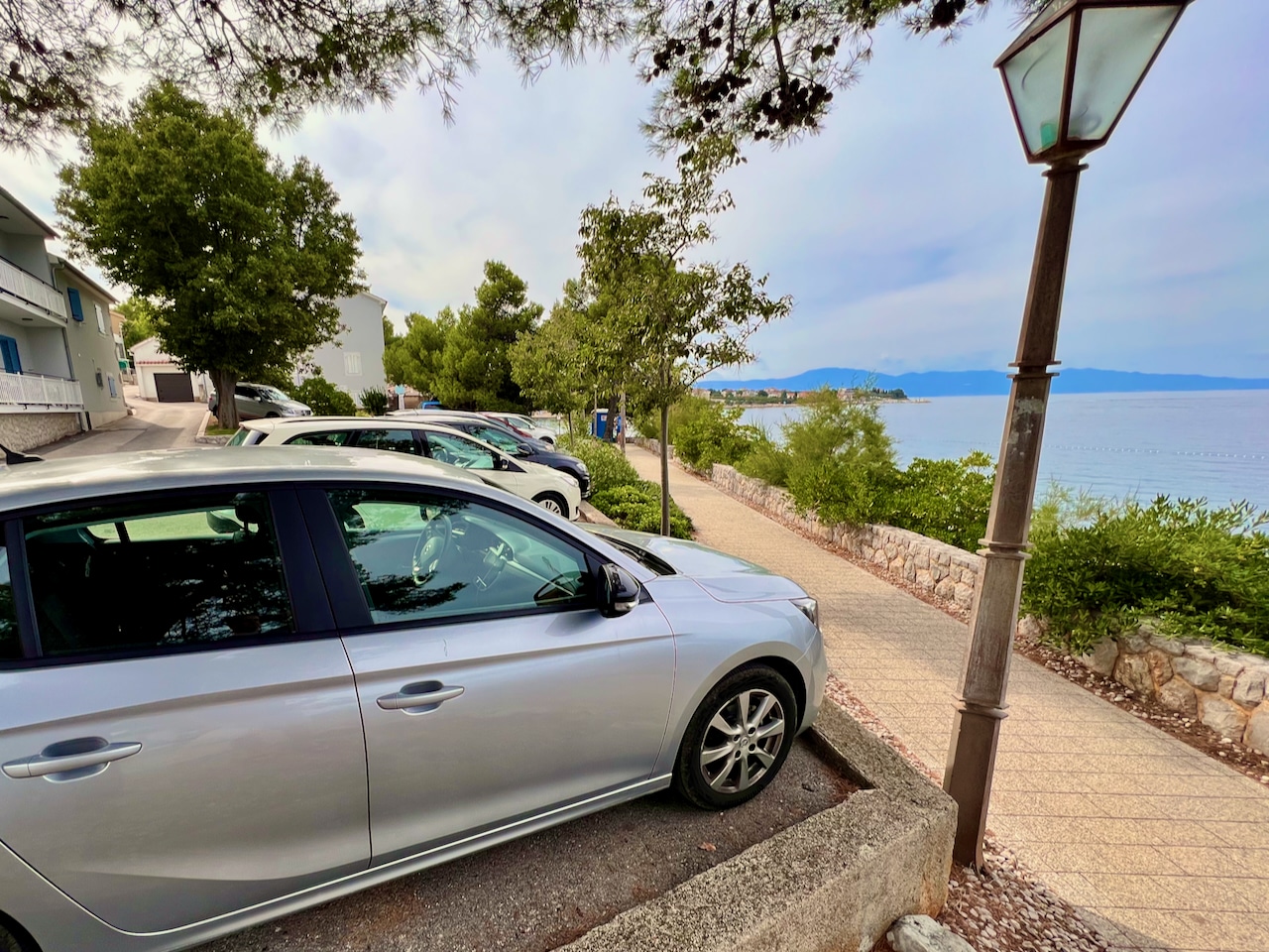 Rare treat: Sometimes you can find a free parking space right by the sea on Krk - but that is definitely a rarity. Photo: Sascha Tegtmeyer Rental car Krk experience report - car routes on the island