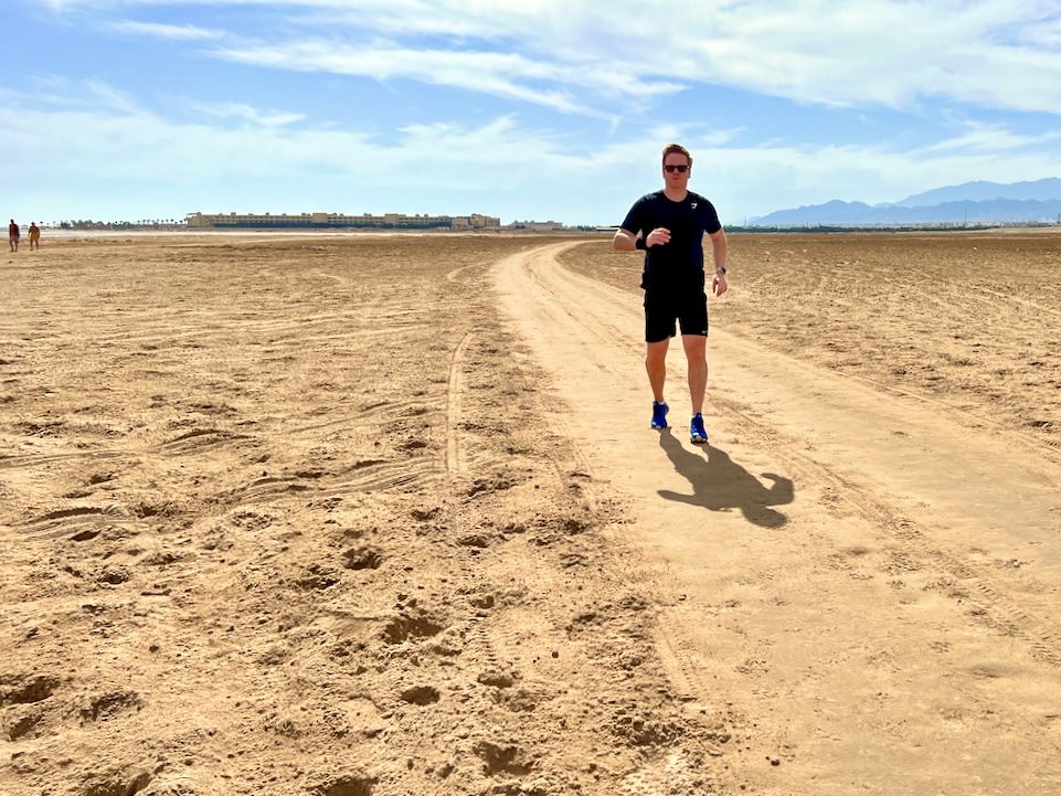Mon activité préférée est le jogging dans le désert. Vous pouvez partir explorer à l’extérieur de l’hôtel et brûler beaucoup de calories en même temps. Photo : Sascha Tegtmeyer