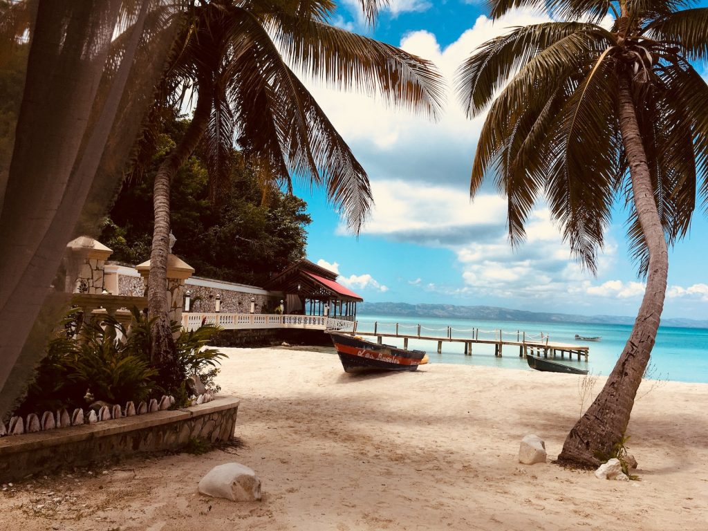 Caribien er et paradis for alle, der ønsker at kombinere en luksuriøs ferie med masser af sjov og afslapning. Foto: Claudia Altamimi / Unsplash