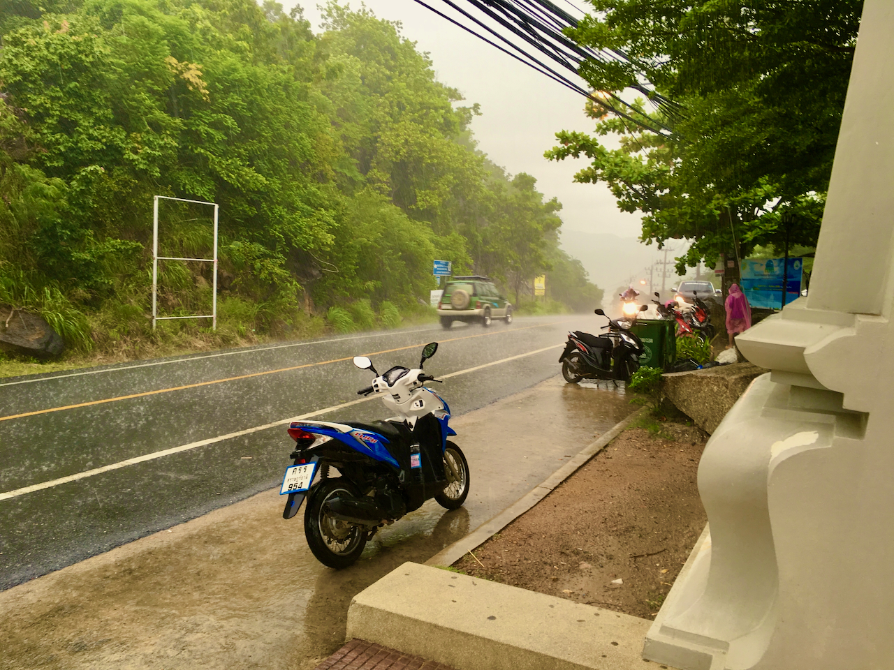 Pendant la saison des pluies en Thaïlande, une cape de pluie est le premier choix, surtout lorsque vous conduisez un scooter. La douche peut surgir de nulle part. Photo: Sascha Tegtmeyer Meilleur voyage en Thaïlande Conseils Expériences Quand voyager