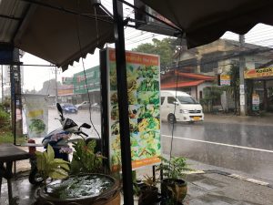 La oferta de viaje era muy barata y ahora ya sabes por qué: llevas tres días sentado en tu bungalow en Tailandia porque llueve a cántaros y no para de llover. La temporada de lluvias realmente puede arruinar tus vacaciones. Por eso surge la pregunta: ¿Cuándo es la mejor época para viajar a Tailandia? ¿Cuándo es agradable en qué región? Responder las preguntas de forma realmente satisfactoria no es fácil. En mi informe de experiencia me gustaría darte una idea de cuándo y dónde puedes ir mejor de vacaciones a Tailandia. Foto: Sascha Tegtmeyer El mejor viaje a Tailandia Consejos Experiencias Cuándo viajar