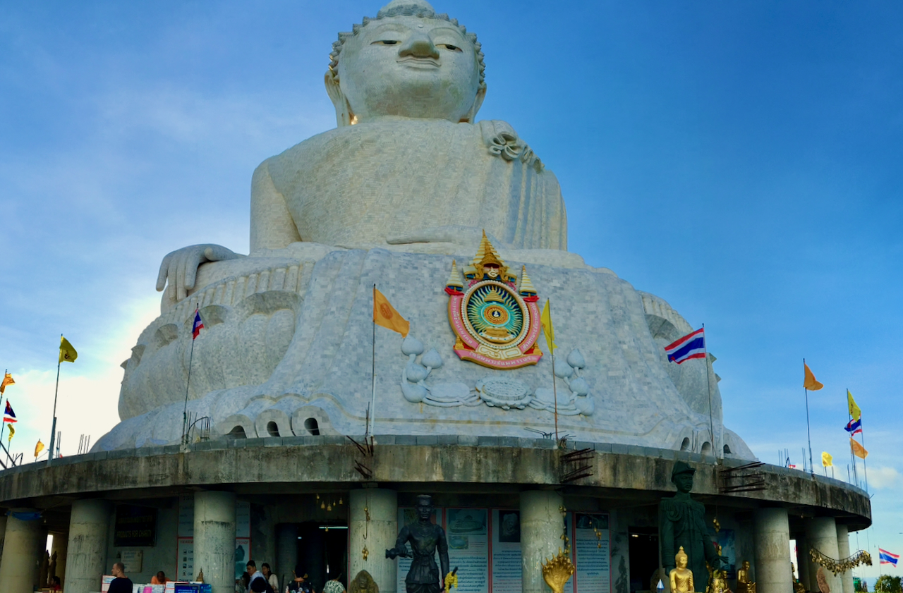 Een bezoek aan de Grote Boeddha op Phuket is zeker de moeite waard. Het beeld is een herkenningspunt met een diepe betekenis en misschien wel het symbool van Phuket. Foto: Sascha Tegtmeyer