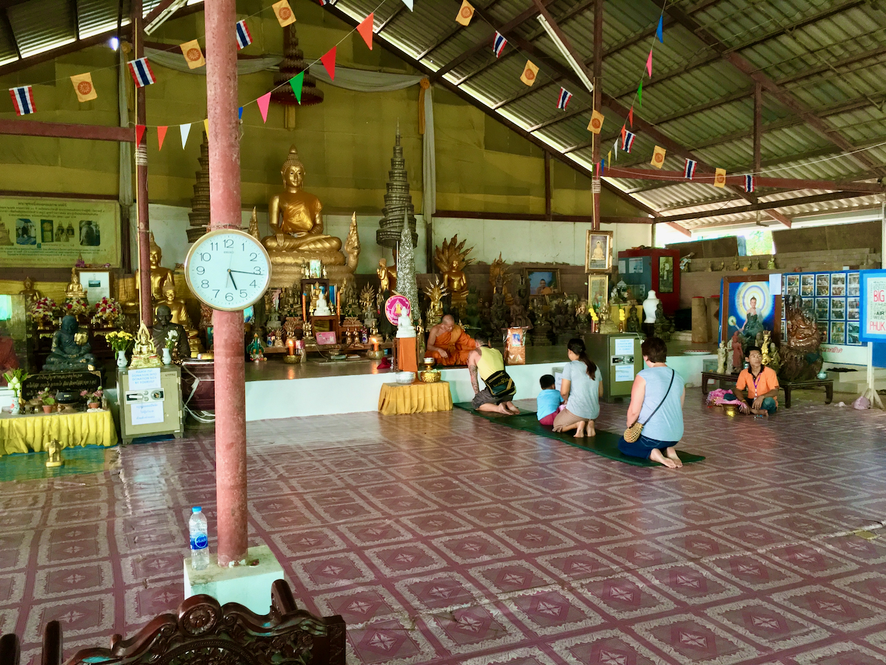 Devotionele sfeer: Natuurlijk ontmoet je ook monniken bij de Grote Boeddha. Foto: Sascha Tegtmeyer