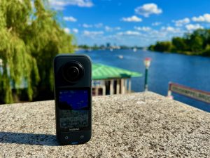 Like an observer that follows you and a camera that lets you walk through the images - the Insta360 X3 exudes magic and brings your photos and videos into a whole new perspective while on vacation. I vacillate between great enthusiasm and a certain aversion to the innovative 360-degree camera. What strengths and weaknesses does the cam have? Who is it suitable for? In my detailed Insta360 X3 test, I checked the model in detail for you in everyday life and when traveling. Insta360 X3 test experiences Photo: Sascha Tegtmeyer