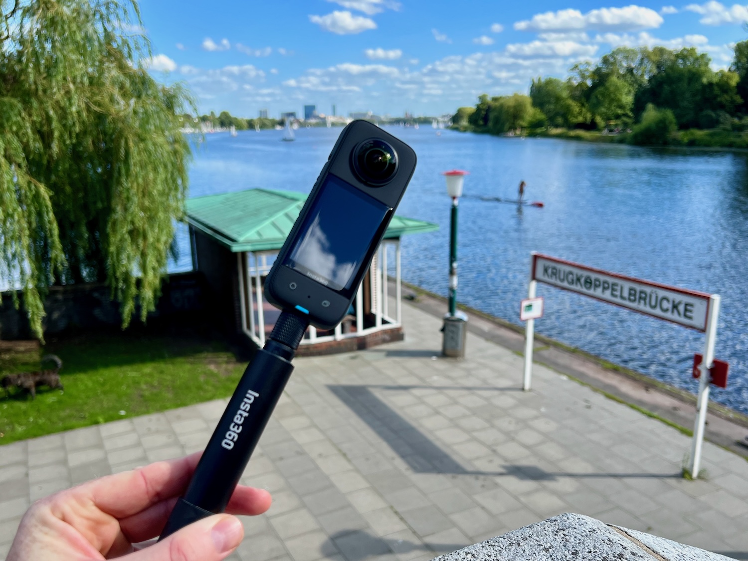 I use the Insta360 X3 almost exclusively with the selfie stick - you can use it to take impressive shots from a third-person perspective. Insta360 X3 test experiences Photo: Sascha Tegtmeyer