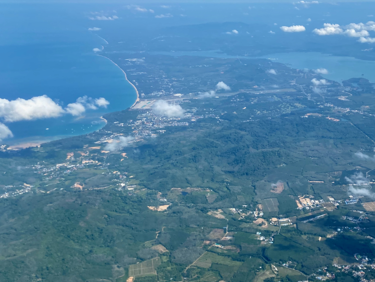 De luchthaven van Phuket (middenboven op de foto) is de route voor vakantiegangers om het vakantie-eiland te bereiken. Hetzij met een internationale langeafstandsvlucht, hetzij met een binnenlandse vlucht. Foto: Sascha Tegtmeyer