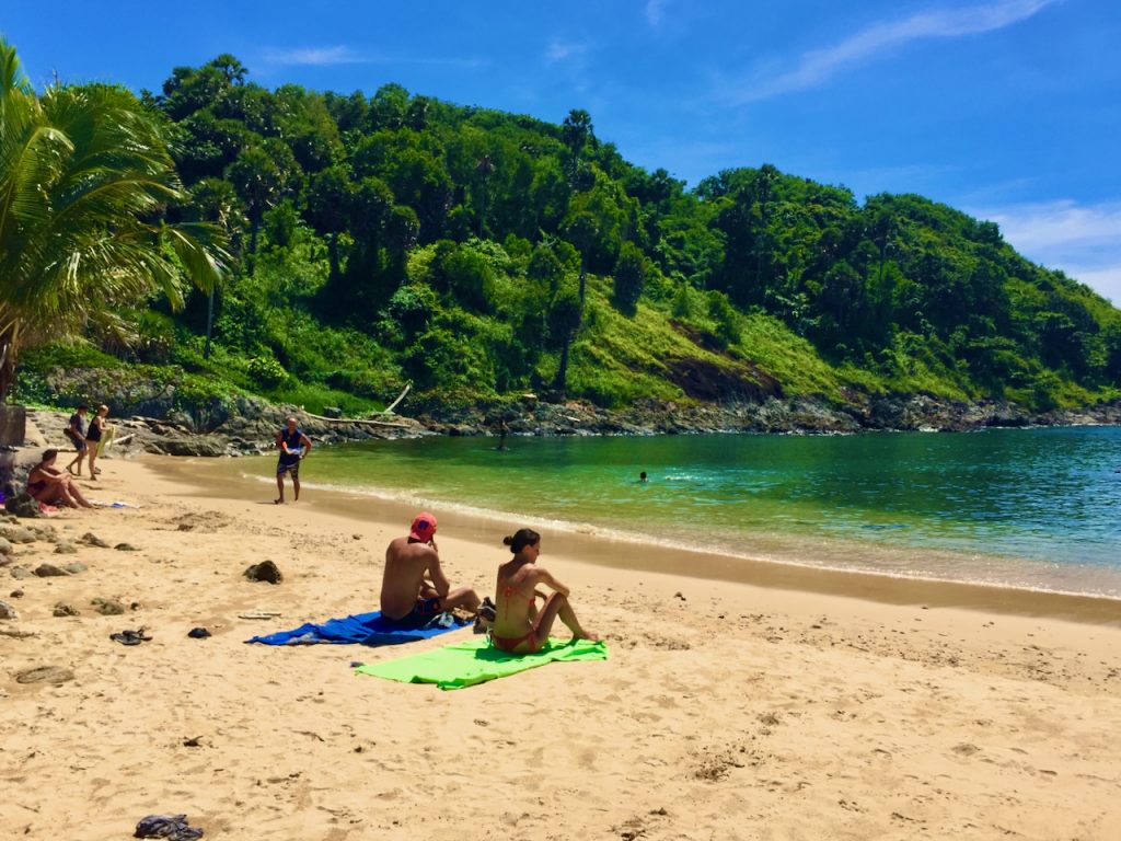 Der Ya Nui Beach auf Phuket ist einer der schönsten Strände, die ich je gesehen habe. Die Bucht ganz im Süden ist ein Hochgenuss für Strandliebhaber. Zudme kannst du Baden, Schnorcheln, Kajak und SUP fahren. Sicher, es kann ganz schön voll werden – und es ist nicht alles Gold, was glänzt. Auch dieser Strand hat seine Stärken und Schwächen. Aber meiner Meinung nach könnte es sich beim Ya Nui Beach um den schönsten Strand auf Phuket handeln. Was zeichnet die Bucht aus? Ich gebe dir viele Tipps zu diesem Strand. Ein Erfahrungsbericht. Foto: Sascha Tegtmeyer Ya Nui Beach Phuket Erfahrungen Tipps