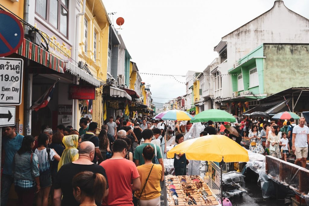 Tous les dimanches : Le marché de Phuket Town vaut le détour. Photo : Bao Menglong / Unsplash