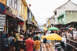 Phuket est la grande île aventureuse de Thaïlande. La destination de voyage est l’un des endroits les plus excitants d’Asie du Sud-Est et a beaucoup à offrir aux vacanciers et aux voyageurs. Qu’est-ce qui rend l’île spéciale ? Et à quoi faut-il absolument faire attention ? J'ai rassemblé pour vous les informations de voyage les plus importantes sur Phuket avec les faits et chiffres les plus importants sur l'île thaïlandaise.