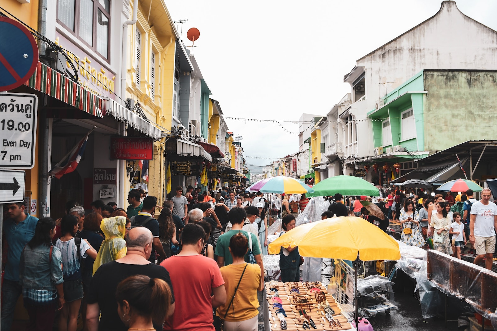 Il mercato si svolge ogni domenica in Talang Road, una delle strade più antiche e belle della città.