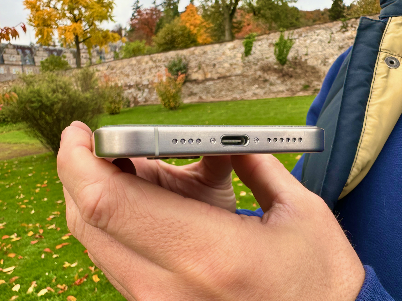 El puerto USB C finalmente llegó al iPhone 15 Pro. Foto: Sascha Tegtmeyer Experiencias de prueba del iPhone 15 Pro Max