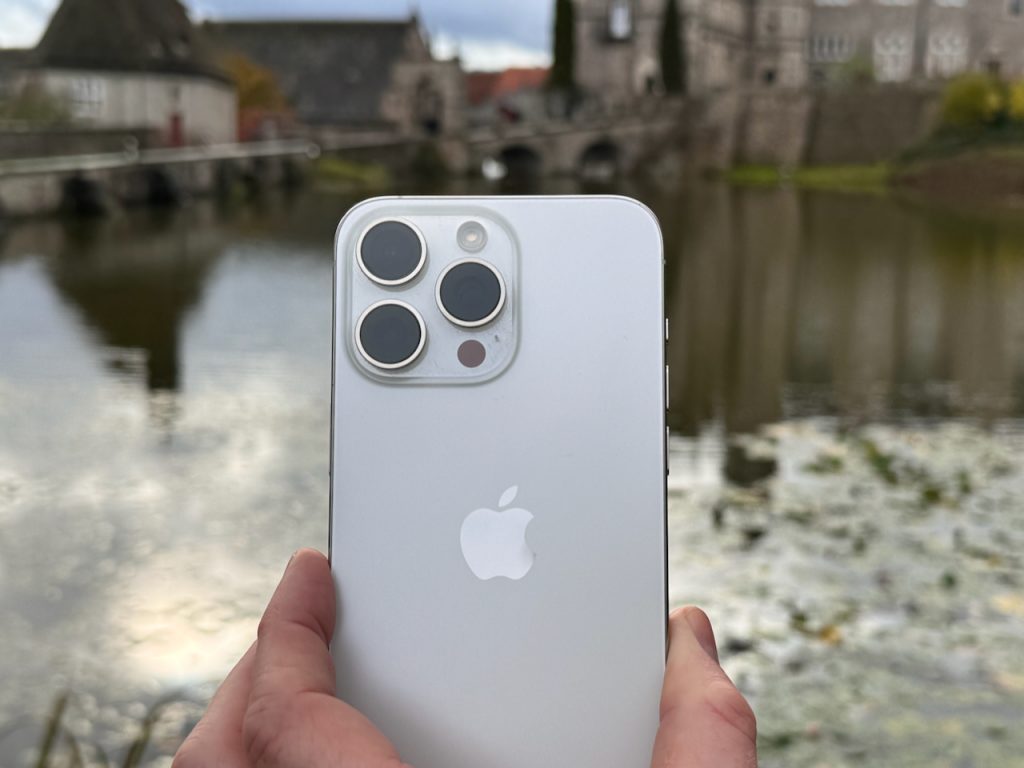 The design is really successful - the iPhone 15 Pro feels even more valuable than its predecessors and sits better in the hand thanks to the rounded corners and matte finish. Photo: Sascha Tegtmeyer iPhone 15 Pro Max test experiences
