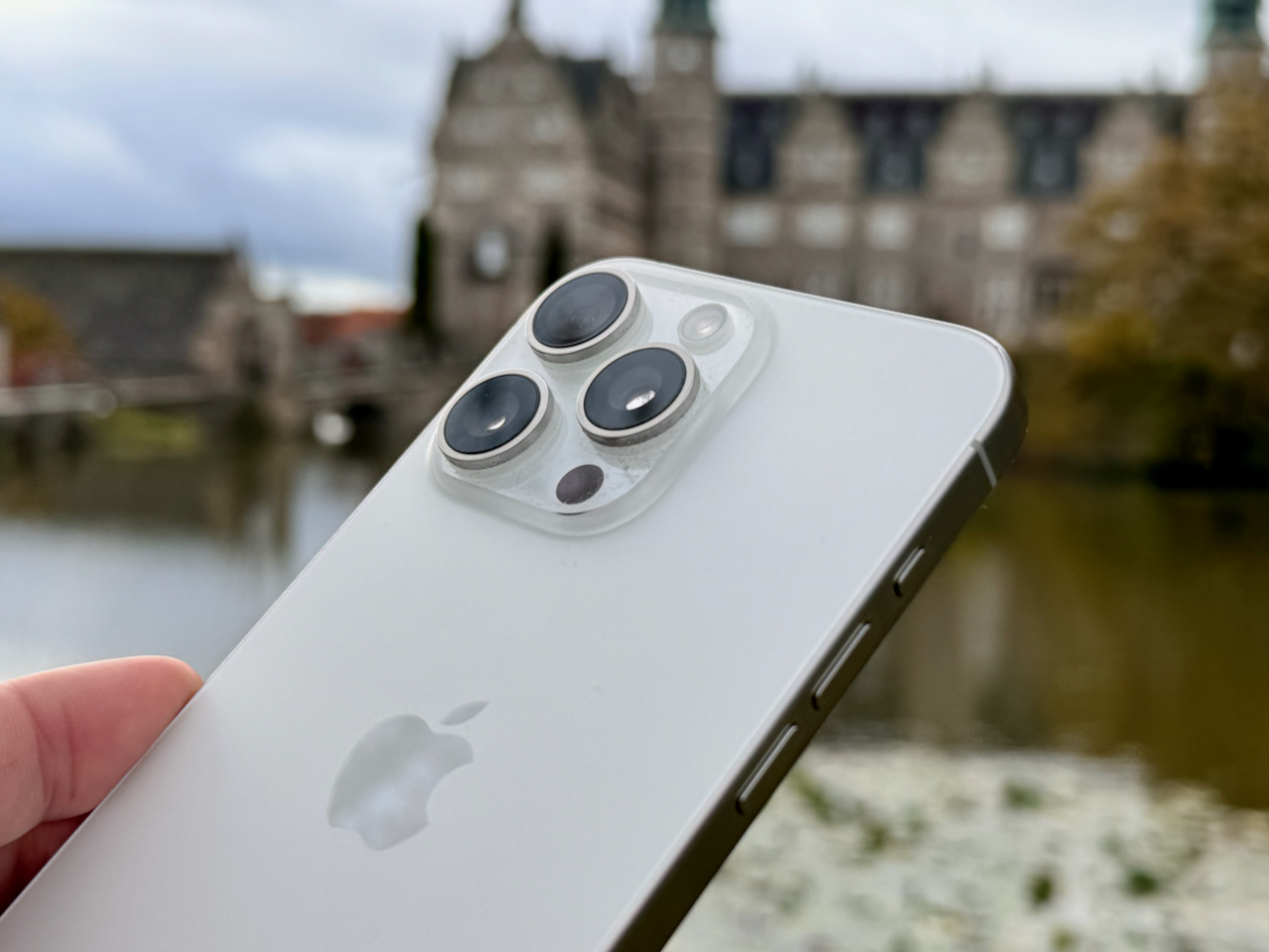 Two points make the iPhone 15 Pro Max a clear buy for Apple-Fans – the outstanding camera and the titanium design. Photo: Sascha Tegtmeyer iPhone 15 Pro Max test experiences