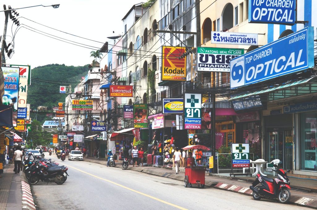 Uma típica zona comercial em Phuket. Foto: Tommao Wang/Unsplash