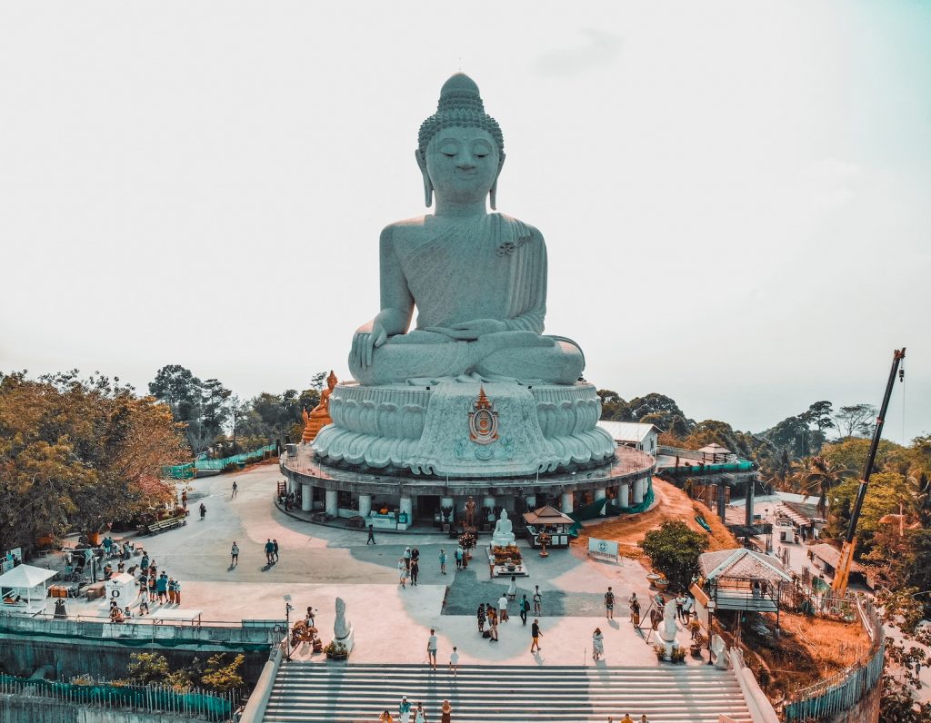 Der Big Buddha auf Phuket thront hoch oben über der Insel wie stiller, sanfter Riese. Du kannst ihn schon aus vielen Kilometern Entfernung sehen. Und natürlich, als Phuket-Neuling denkst du dir: Da müssen wir unbedingt hin! So erging es mir bei meiner ersten Reise auf die abenteuerliche Insel in Thailand. Was zeichnet die riesige Statue aus? Lohnt sich ein Besuch beim Big Buddha auf Phuket? Und was musst du unbedingt beachten? Ich habe meine persönlichen Erfahrungen und hilfreiche Tipps für deinen Besuch an diesem beeindruckenden Monument zusammengestellt.