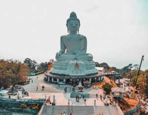 Le Grand Bouddha de Phuket domine l'île comme un géant calme et doux. Vous pouvez le voir à plusieurs kilomètres. Et bien sûr, en tant que nouveau venu à Phuket, vous vous dites : nous devons absolument y aller ! C'est ce qui m'est arrivé lors de mon premier voyage sur l'île aventureuse de Thaïlande. Qu'est-ce qui distingue l'immense statue ? Une visite au Grand Bouddha de Phuket en vaut-elle la peine ? Et à quoi faut-il absolument faire attention ? J'ai rassemblé mes expériences personnelles et des conseils utiles pour votre visite de cet impressionnant monument.