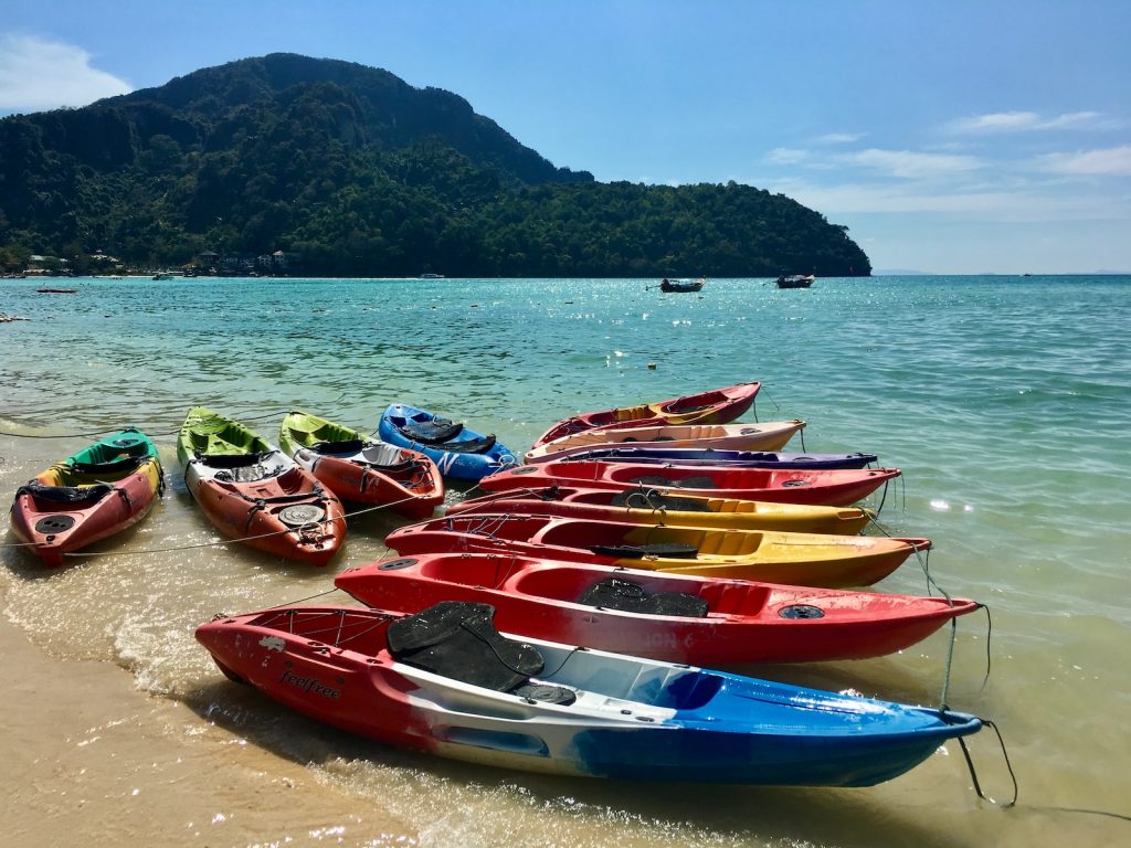 Het avontuurlijke eiland Phuket is een ideale vakantieplek voor mensen die van een actieve levensstijl houden. Of u nu van joggen, fietsen of stand-up paddling houdt, op het grootste Thaise eiland kunt u zich echt uitleven. Wat kan je doen? En waar moet u op letten bij uw vrijetijdsactiviteiten op Phuket? In mijn ervaringsrapport heb ik veel nuttige tips voor u verzameld.