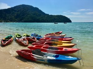Het avontuurlijke eiland Phuket is een ideale vakantieplek voor mensen die van een actieve levensstijl houden. Of u nu van joggen, fietsen of stand-up paddling houdt, op het grootste Thaise eiland kunt u zich echt uitleven. Wat kan je doen? En waar moet u op letten bij uw vrijetijdsactiviteiten op Phuket? In mijn ervaringsrapport heb ik veel nuttige tips voor u verzameld.