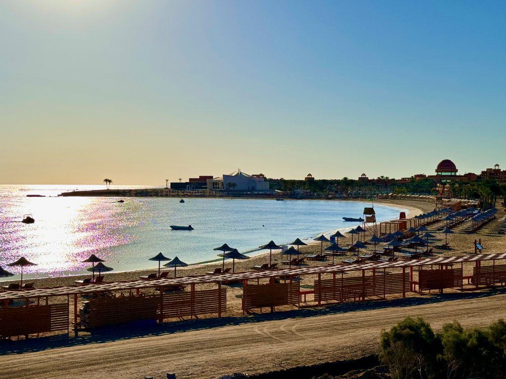 Marsa Alam ist meine Lieblingsregion in Ägypten – und hier befindet sich die malerische und zugleich sehr lebhafte Bucht von Abu Dabbab. Der wahre Schatz befindet sich unter Wasser: ein herrliches Saumriff, das am nördlichen und südlichen Rand des Strandes beginnt. Aber auch an Land finden Sonnenanbeter und aktive Urlauber voll auf ihre Kosten. Zugleich gilt die Bucht auch als sehr touristisch. Was gibt’s vor Ort zu entdecken? Was solltest du bei deinem Besuch berücksichtigen? Ich habe für dich in meinem Reisebericht über Abu Dabbab hilfreiche Tipps und meine persönlichen Erfahrungen zusammengestellt. Abu Dabbab Reisebericht Erfahrungen Tipps