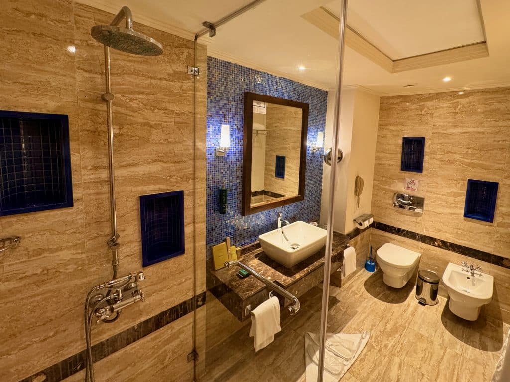 We hielden ook erg van de ruime badkamer. Foto: Sascha Tegtmeyer Hilton Marsa Alam Nubian Resort-ervaringen beoordelingen