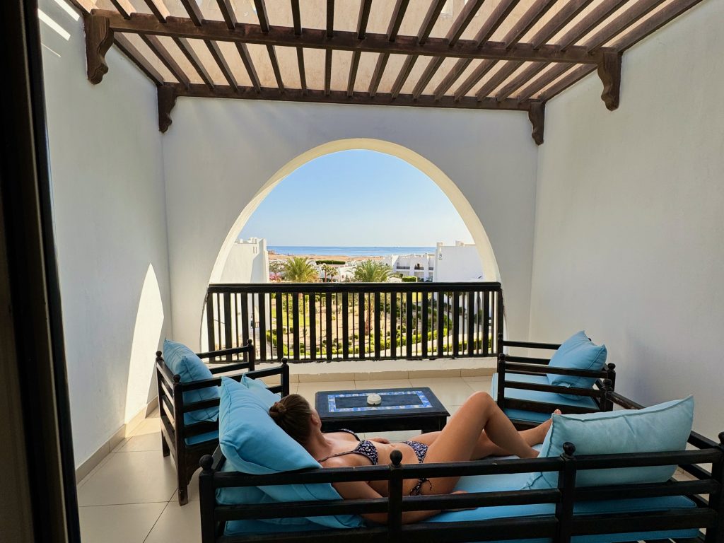 Le balcon de notre chambre était l'un de mes points forts : il était très grand et offrait une vue sur la mer. Photo de : Hilton Marsa Alam Nubian Resort Experiences