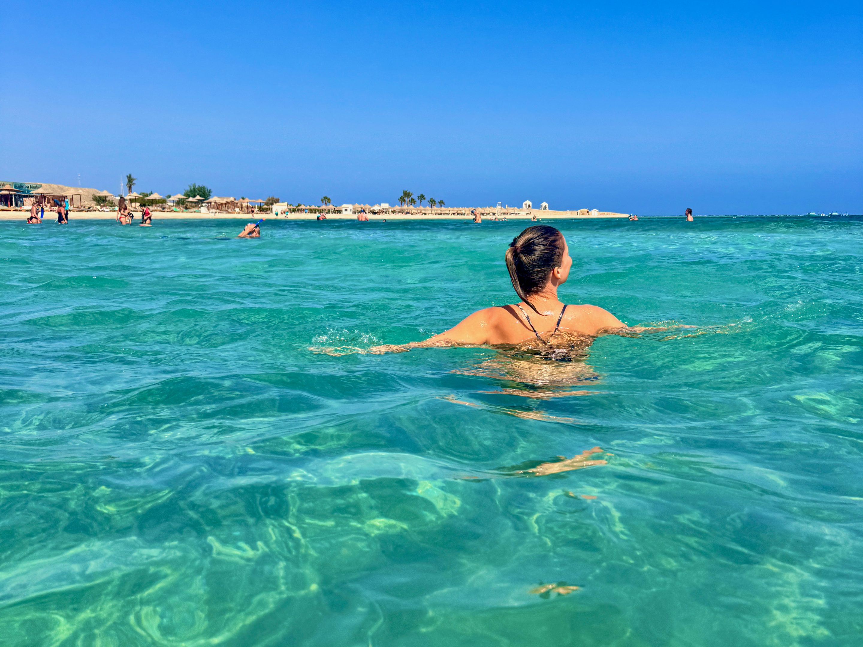 Bathing, swimming, snorkeling – the bay of Abu Dabbab is simply ideal for sea lovers like us. Photo: Sascha Tegtmeyer Hilton Marsa Alam Nubian Resort Experiences Reviews