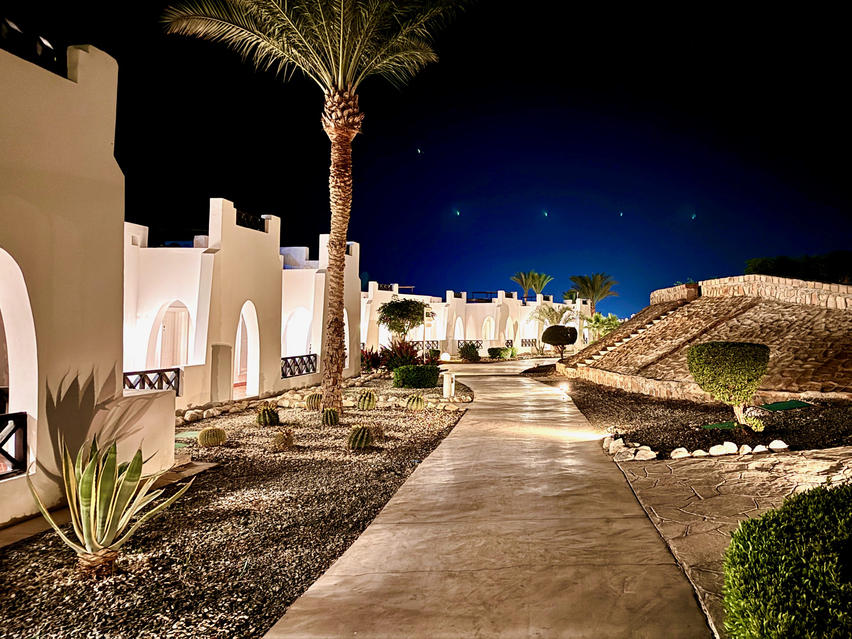 Un magnifique complexe hôtelier - et éclairé le soir. Photo de : Hilton Marsa Alam Nubian Resort Experiences