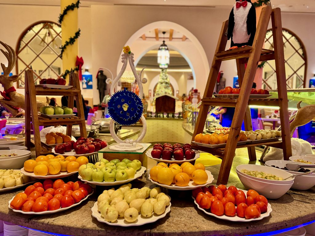 Het hoofdrestaurant, Marsa, heeft veel verse groenten en fruit - ik at elke dag een grote gemengde salade. Foto: Sascha Tegtmeyer Hilton Marsa Alam Nubian Resort-ervaringen beoordelingen