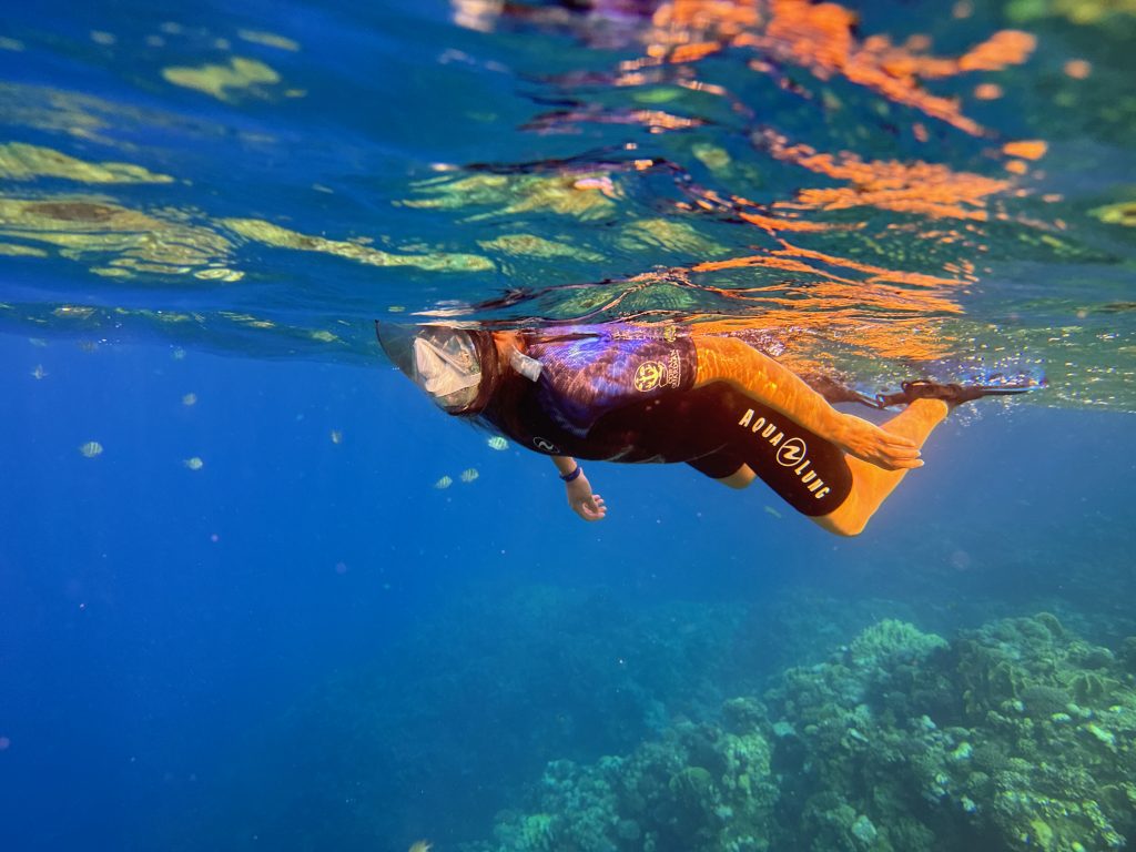 Schnorcheln im Urlaub Tipps – So macht's richtig Spaß 20 Ein Shorty hilft auch im warmen Wasser gegen Unterkühlung. Foto: Sascha Tegtmeyer