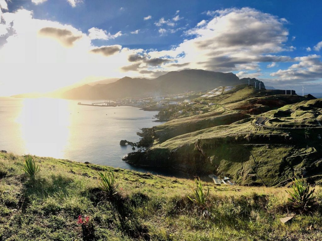 Madeira is een van de mooiste eilanden ter wereld - visueel een mengeling van Hawaï, Ierland en de Canarische Eilanden. De groene reisbestemming in de Atlantische Oceaan kenmerkt zich door een ruige rotsachtige achtergrond, ongerepte natuur, pittoreske en eenzame bergdorpjes en de levendige eilandhoofdstad Funchal, waar je heerlijk kunt eten en winkelen. Wat is er te ontdekken op Madeira? Ik heb het vakantie-eiland rondgekeken en wil graag enkele nuttige tips en aanbevelingen met u delen. In mijn reisverslag over Madeira laat ik je kennismaken met het wonderbaarlijk mooie eiland. Foto: Sascha Tegtmeyer