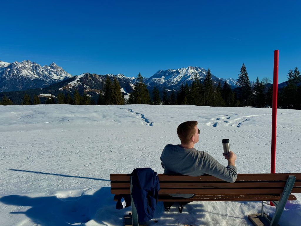 La randonnée hivernale vous rend fatigué, heureux et détendu - une pause et un café sont appréciés. Photo: Sascha Tegtmeyer vacances au ski à Fieberbrunn vacances d'hiver rapport de voyage expérience rapport d'expériences